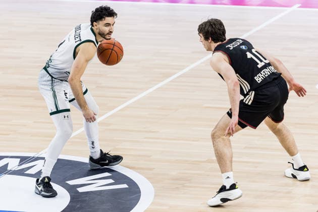 easyCredit Basketball Bundesliga FC Bayern München Vet Concept Gladiators Trier 28 12 2025 Clay Guillozet Vet Concept Gladiators Trier, 4 on the ball, Justinian Jessup FC Bayern München, 10 easyCredit Basketball Bundesliga FC Bayern München Vet Concept Gladiators Trier, Munich, SAP Garden on 28 12 2025 Copyright: xBEAUTIFULxSPORTS Wunderlx