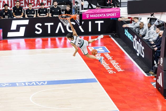 easyCredit Basketball Bundesliga FC Bayern München Vet Concept Gladiators Trier 28 12 2025 Jordan Roland Vet Concept Gladiators Trier, 15 hangs after dunk at the basket easyCredit Basketball Bundesliga FC Bayern München Vet Concept Gladiators Trier, Munich, SAP Garden on 28 12 2025 Copyright: xBEAUTIFULxSPORTS Wunderlx