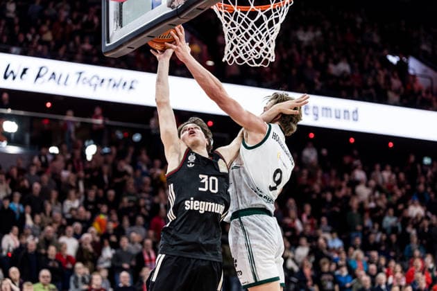 easyCredit Basketball Bundesliga FC Bayern München Vet Concept Gladiators Trier 28 12 2025 Nikolas Sermpezis FC Bayern München, 30 in the throw, Marco Hollersbacher Vet Concept Gladiators Trier, 9 easyCredit Basketball Bundesliga FC Bayern München Vet Concept Gladiators Trier, Munich, SAP Garden on 28 12 2025 Copyright: xBEAUTIFULxSPORTS Wunderlx
