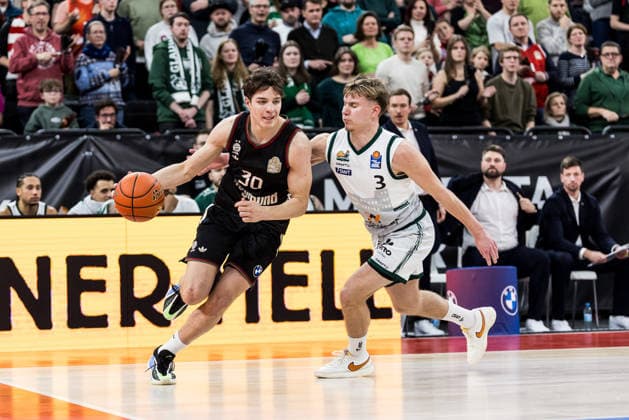 easyCredit Basketball Bundesliga FC Bayern München Vet Concept Gladiators Trier 28 12 2025 Nikolas Sermpezis FC Bayern München, 30 on the ball, Jorke Aav Vet Concept Gladiators Trier, 3 easyCredit Basketball Bundesliga FC Bayern München Vet Concept Gladiators Trier, Munich, SAP Garden on 28 12 2025 Copyright: xBEAUTIFULxSPORTS Wunderlx