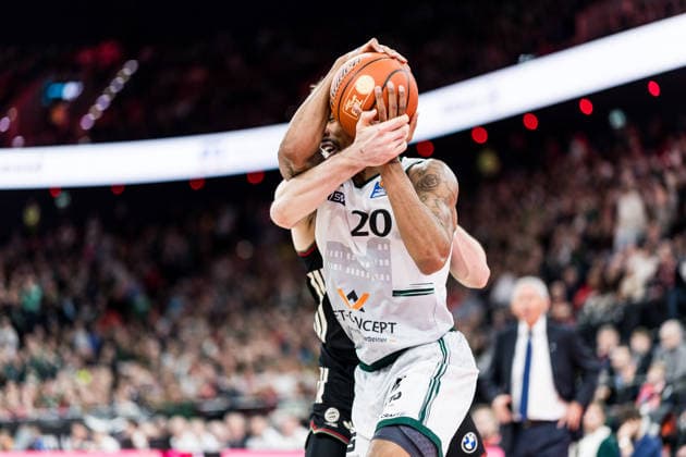 easyCredit Basketball Bundesliga FC Bayern München Vet Concept Gladiators Trier 28 12 2025 Justus Hollatz FC Bayern München, 21 tries to block Urald King Vet Concept Gladiators Trier, 20 easyCredit Basketball Bundesliga FC Bayern München Vet Concept Gladiators Trier, Munich, SAP Garden on 28 12 2025 Copyright: xBEAUTIFULxSPORTS Wunderlx