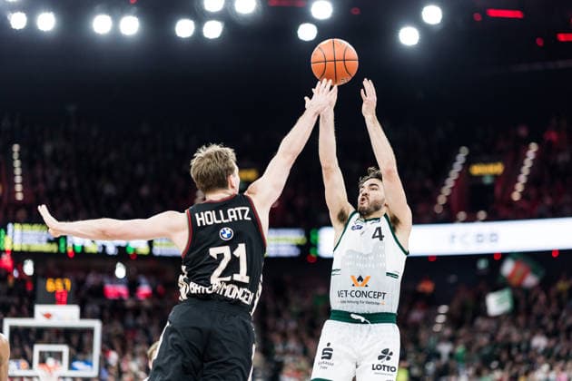 easyCredit Basketball Bundesliga FC Bayern München Vet Concept Gladiators Trier 28 12 2025 Justus Hollatz FC Bayern München, 21 , Clay Guillozet Vet Concept Gladiators Trier, 4 in the throw easyCredit Basketball Bundesliga FC Bayern München Vet Concept Gladiators Trier, Munich, SAP Garden on 28 12 2025 Copyright: xBEAUTIFULxSPORTS Wunderlx