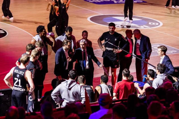 easyCredit Basketball Bundesliga FC Bayern München Vet Concept Gladiators Trier 28 12 2025 Svetislav Pesic Headcoach FC Bayern München in time out surrounded by his team, coaches easyCredit Basketball Bundesliga FC Bayern München Vet Concept Gladiators Trier, Munich, SAP Garden on 28 12 2025 Copyright: xBEAUTIFULxSPORTS Wunderlx