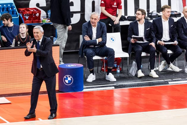 easyCredit Basketball Bundesliga FC Bayern München Vet Concept Gladiators Trier 28 12 2025 Svetislav Pesic Headcoach FC Bayern München applauds easyCredit Basketball Bundesliga FC Bayern München Vet Concept Gladiators Trier, Munich, SAP Garden on 28 12 2025 Copyright: xBEAUTIFULxSPORTS Wunderlx
