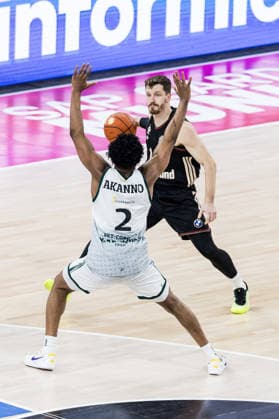 easyCredit Basketball Bundesliga FC Bayern München Vet Concept Gladiators Trier 28 12 2025 Dexter Akanno Vet Concept Gladiators Trier, 2 , Andreas Andi Obst FC Bayern München, 13 on the ball easyCredit Basketball Bundesliga FC Bayern München Vet Concept Gladiators Trier, Munich, SAP Garden on 28 12 2025 Copyright: xBEAUTIFULxSPORTS Wunderlx