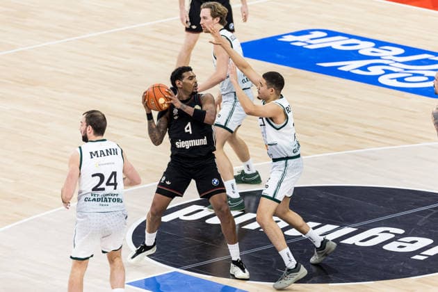 easyCredit Basketball Bundesliga FC Bayern München Vet Concept Gladiators Trier 28 12 2025 Xavier Rathan Mayes FC Bayern München, 4 on the ball, Evans Rapieque Vet Concept Gladiators Trier, 21 easyCredit Basketball Bundesliga FC Bayern München Vet Concept Gladiators Trier, Munich, SAP Garden on 28 12 2025 Copyright: xBEAUTIFULxSPORTS Wunderlx