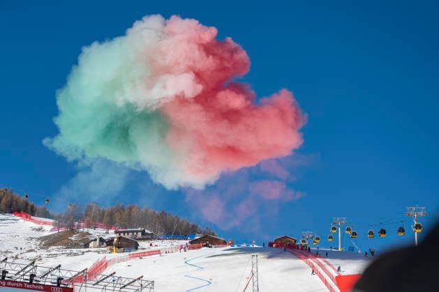 LIVIGNO, ITALY DECEMBER 27 The sky turns tricolor above Livigno, setting the stage for the Men™s Super G during the Audi FIS Alpine Ski World Cup Men s Super G on December 27, 2025 in Livigno, Italy Livigno Italy Copyright: xJustPictures.ch JarixPestelaccix jp-en-EuSpIm-JP4_JAR_LivignoLiZeta_FIS_Audi_27Dec2025_1227