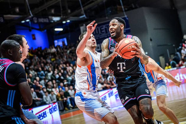 easycredit BBL Basketball Bundesliga 2025 2026 13 Matchday 29 12 2025 Science City Jena vs Telekom Baskets Bonn v re Jeff Garrett Jr Bonn on the ball against Lorenz Bank Jena Sparkassen Arena