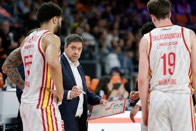 In the picture Head Coach Sasa Filipovski Wuerzburg Baskets during a timeout meeting 29 12 2025, ratiopharm Ulm Fitness First Wuerzburg Baskets, easyCredit BBL, Matchday 13, Germany, Ulm, ratiopharm Arena, Copyright: HMBxMedia xJulienxBecker