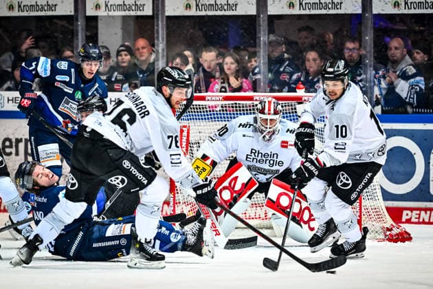 Tyler Boland Iserlohn Roosters, 10 Maximilian Eisenmenger Iserlohn Roosters, 41 Nate Schnarr Kölner Haie, 76 Tanner Kero Kölner Haie, 10 Felix Brückmann Kölner Haie, 90 , GER, Iserlohn Roosters vs Koeler Haie, Ice Hockey, Penny DEL, 34 Matchday, Season 2025 2026, 30 12 2025, GER, Iserlohn Roosters vs Koeler Haie, Ice Hockey, Penny DEL, 34 Matchday, Season 2025 2026, 30 12 2025 Iserlohn Copyright: xJonasxBrockmann Eibner-Pressefotx EP_JBN