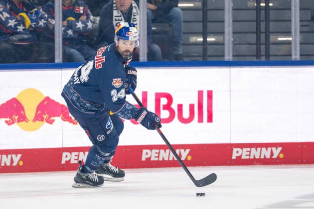 Ryan Murphy 24 EHC Red Bull Muenchen , EHC Red Bull Muenchen vs Augsburger Panther, PENNY DEL, Main Round, Matchday 34, 30 12 2025 Muenchen Bayern Germany Copyright: xkolbert-press UlrichxGamelx
