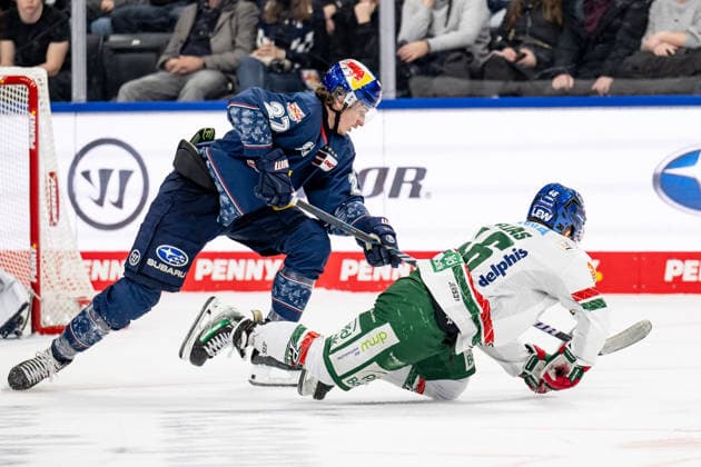 Fight for the puck duel between Veit Oswald EHC Red Bull Muenchen, 27 and Moritz Elias Augsburger Panther, 46 GER, EHC Red Bull Muenchen vs Augsburger Panther, Ice Hockey, DEL, Matchday 34, Season 2025 2026, 30 12 2025 GER, EHC Red Bull Muenchen vs Augsburger Panther, Ice Hockey, DEL, Matchday 34, Season 2025 2026, 30 12 2025 Muenchen Copyright: xEibner-Pressefoto HeikexFeinerx EP_HFR