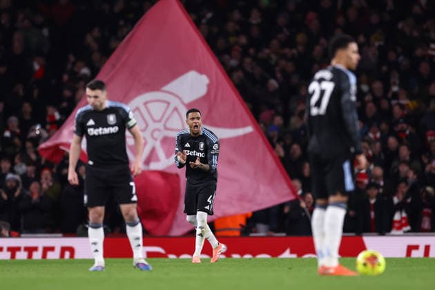 Arsenal gegen Aston Villa 30. Dezember 2025, London Premier League Fußball Arsenal gegen Aston Villa Ezri Konsa von Aston Villa reagiert nach dem Gegentreffer Foto Jacques Feeney Abseits London UK  Copyright: xJacquesxFeeneyx xOffsidexOffside