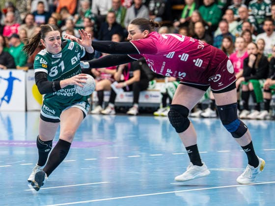 Lea Neubrander Frisch Auf Women, 81 in duel with Gabriela Bitolo TuS Metzingen, 22 , Frisch Auf Goeppingen vs TuS Metzingen, Handball, 1 Bundesliga, Season 2025 2026, 30 12 2025 Frisch Auf Goeppingen vs TuS Metzingen, Handball, 1 Bundesliga, Season 2025 2026, 30 12 2025 Goeppingen Copyright: xMichaelxSchmidt Eibner-Pressefotx EP_MST