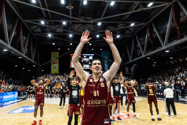 GER, easy Credit Basketball Bundesliga, Niners Chemnitz VET CONCEPT Gladiators Trier 30 12 2025, Messe, Chemnitz, GER, easy Credit Basketball Bundesliga, Niners Chemnitz VET CONCEPT Gladiators Trier Yordan Minchev Niners Chemnitz, 91 thanks the fans with the team Photo Alexander Trienitz Chemnitz Messe Sachsen Germany