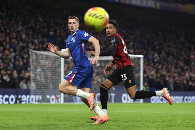 Chelsea gegen Bournemouth 30. Dezember 2025, London Premier League Fußball Chelsea gegen AFC Bournemouth Liam Delap von Chelsea und James Hill von Bournemouth Foto Charlotte Wilson Abseits London UK  Copyright: xCharlottexWilsonx xOffsidexOffside
