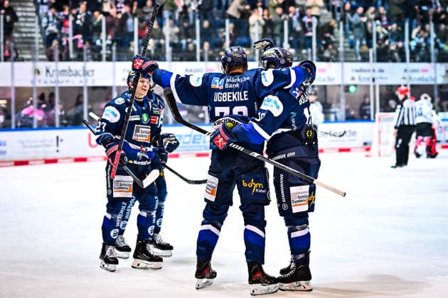 Goal celebration, jubilation, joy for goal scorer Colin Ugbekile Iserlohn Roosters, 79 Julian Napravnik Iserlohn Roosters, 75 Tyler Boland Iserlohn Roosters, 10 , GER, Iserlohn Roosters vs Koeler Haie, Ice Hockey, Penny DEL, 34 Matchday, Season 2025 2026, 30 12 2025, GER, Iserlohn Roosters vs Koeler Haie, Ice Hockey, Penny DEL, 34 Matchday, Season 2025 2026, 30 12 2025 Iserlohn Copyright: xJonasxBrockmann Eibner-Pressefotx EP_JBN