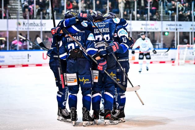 Goal celebration, jubilation, joy for goal scorer Colin Ugbekile Iserlohn Roosters, 79 Julian Napravnik Iserlohn Roosters, 75 Tyler Boland Iserlohn Roosters, 10 Christian Thomas Iserlohn Roosters, 27 , GER, Iserlohn Roosters vs Koeler Haie, Ice Hockey, Penny DEL, Matchday 34, Season 2025 2026, 30 12 2025, GER, Iserlohn Roosters vs Koeler Haie, Ice Hockey, Penny DEL, Matchday 34, Season 2025 2026, 30 12 2025 Iserlohn Copyright: xJonasxBrockmann Eibner-Pressefotx EP_JBN