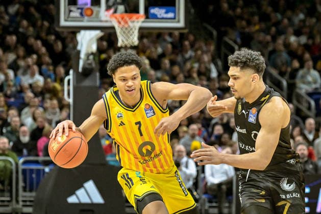31 12 2025, xlakx, Basketball easyCredit BBL Bundesliga, Alba Berlin Basketball Löwen Braunschweig v l Jack Kayil Alba Berlin , Adrian Worthy Basketball Löwen Braunschweig duel, duel, fight, tackle Berlin Daniel Lakomski