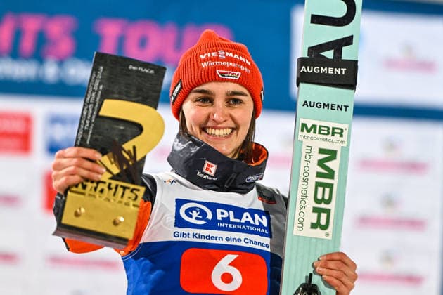 GER, Two Nights Tour in Oberstdorf 01 01 2026, Orlen Arena, Oberstdorf, GER, Two Nights Tour in Oberstdorf, in the picture award ceremony, Selina Freitag GER, 6 is happy with the second place trophy nordphotoxGmbHx xHafner nph00200