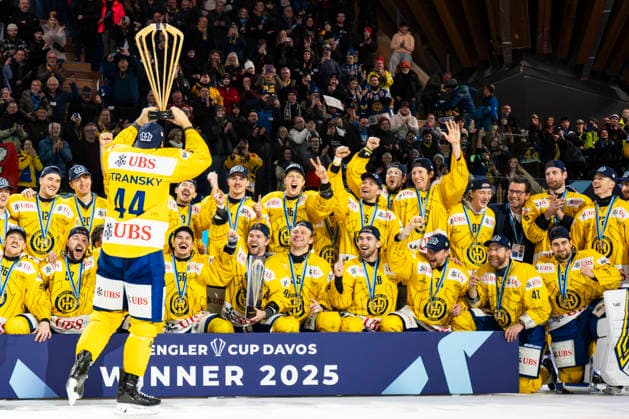 DAVOS, SWITZERLAND DECEMBER 31 Matej Stransky of Davos as Captain rise the Cup to celebrates victory during the Spengler Cup Davos match between U S Collegiate Selects and HC Davos at Zondacrypto Arena on December 31, 2025 in Davos, Switzerland Davos Graubunden Switzerland Copyright: xJustPictures.ch JarixPestelaccix jp-en-EuSpIm-JP4_JAR_USCollegiate_Davos_31Dec2025_0574