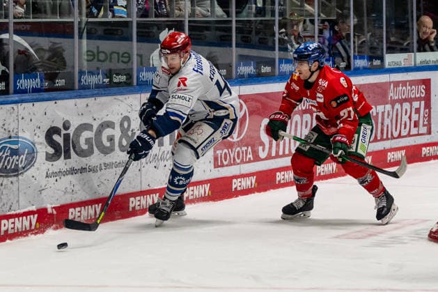 Battle for the puck duel between Alexander Karachun Schwenninger Wild Wings, 47 and Kyle Mayhew Augsburger Panther, 27 GER, Augsburger Panther vs Schwenninger Wild Wings, Ice Hockey, DEL, 35 Matchday, 2025 2026 Season, 02 01 2026 GER, Augsburger Panther vs Schwenninger Wild Wings, Ice Hockey, DEL, 35 Matchday, 2025 2026 Season, 02 01 2026 Augsburg Copyright: xEibner-Pressefoto FranzxFeinerx EP_HFR