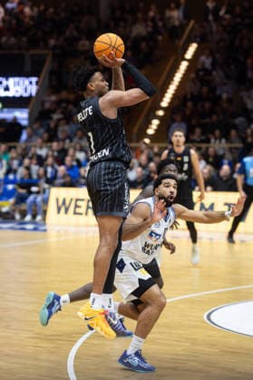 HAKRO Merlins Crailsheim Tigers Tuebingen, Herren, 2 Bundesliga, Barmer 2 Basketball Bundesliga, pro A, 16 Spieltag, Spielzeit 2025 2026, 03 01 2026 Bernard Pelote Tigers Tuebingen, 01 beim Dreierwurf gegen Tyreese Blunt HAKRO Merlins Crailsheim, 0