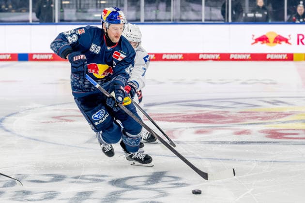Fight for the puck duel between Patrick Hager EHC Red Bull Muenchen, 52 and Justin Schuetz Adler Mannheim, 74 GER, EHC Red Bull Muenchen vs Adler Mannheim, Ice Hockey, DEL, Matchday 36, Season 2025 2026, 04 01 2026 GER, EHC Red Bull Muenchen vs Adler Mannheim, Ice Hockey, DEL, Matchday 36, Season 2025 2026, 04 01 2026 Muenchen Copyright: xEibner-Pressefoto HeikexFeinerx EP_HFR