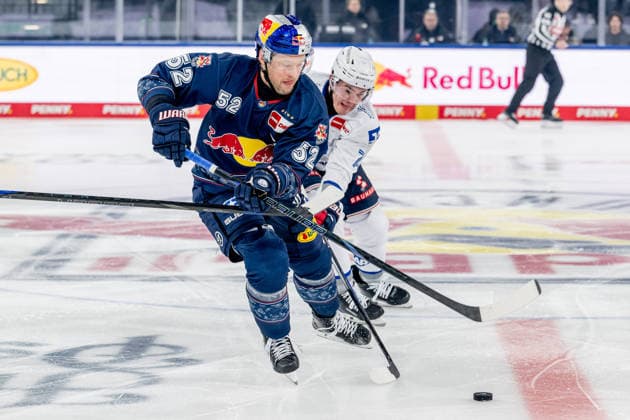Fight for the puck duel between Patrick Hager EHC Red Bull Muenchen, 52 and Justin Schuetz Adler Mannheim, 74 GER, EHC Red Bull Muenchen vs Adler Mannheim, Ice Hockey, DEL, Matchday 36, Season 2025 2026, 04 01 2026 GER, EHC Red Bull Muenchen vs Adler Mannheim, Ice Hockey, DEL, Matchday 36, Season 2025 2026, 04 01 2026 Muenchen Copyright: xEibner-Pressefoto HeikexFeinerx EP_HFR