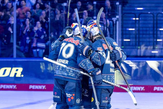 Munich celebrate with Ryan Murphy EHC Red Bull Muenchen, 24 his goal to connect 2 3 GER, EHC Red Bull Muenchen vs Adler Mannheim, Ice Hockey, DEL, Matchday 36, Season 2025 2026, 04 01 2026 GER, EHC Red Bull Muenchen vs Adler Mannheim, Ice Hockey, DEL, Matchday 36, Season 2025 2026, 04 01 2026 Muenchen Copyright: xEibner-Pressefoto HeikexFeinerx EP_HFR