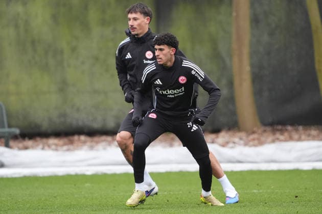 Ayoube Amaimouni Echghouyab Eintracht Frankfurt vs Robin Koch Eintracht Frankfurt Frankfurt 05 01 2026 Eintracht Frankfurt vs training kick-off, Deutsche Bank Park, Bundesliga