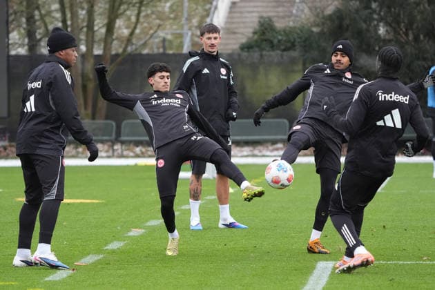 Ayoube Amaimouni Echghouyab Eintracht Frankfurt vs Ansgar Knauff Eintracht Frankfurt Frankfurt 05 01 2026 Eintracht Frankfurt vs training kick-off, Deutsche Bank Park, Bundesliga