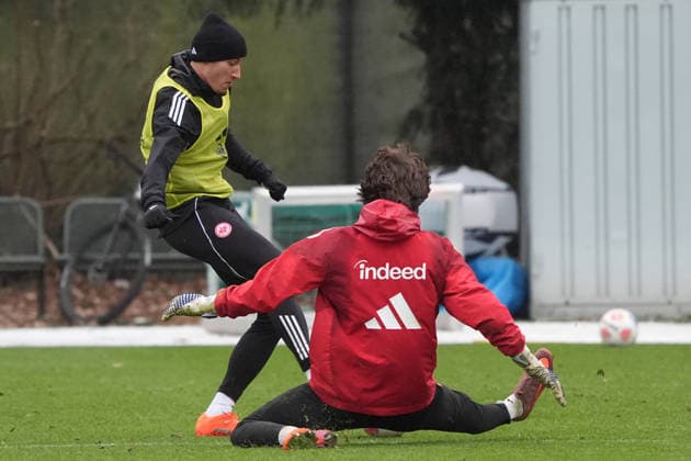 Younes Ebnoutalib Eintracht Frankfurt runs past goalkeeper Amil Siljevic Eintracht Frankfurt Frankfurt 05 01 2026 Eintracht Frankfurt vs training kick-off, Deutsche Bank Park, Bundesliga