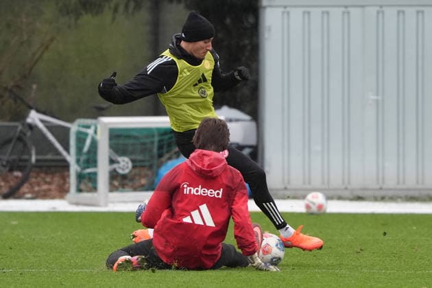 Younes Ebnoutalib Eintracht Frankfurt runs past goalkeeper Amil Siljevic Eintracht Frankfurt Frankfurt 05 01 2026 Eintracht Frankfurt vs training kick-off, Deutsche Bank Park, Bundesliga