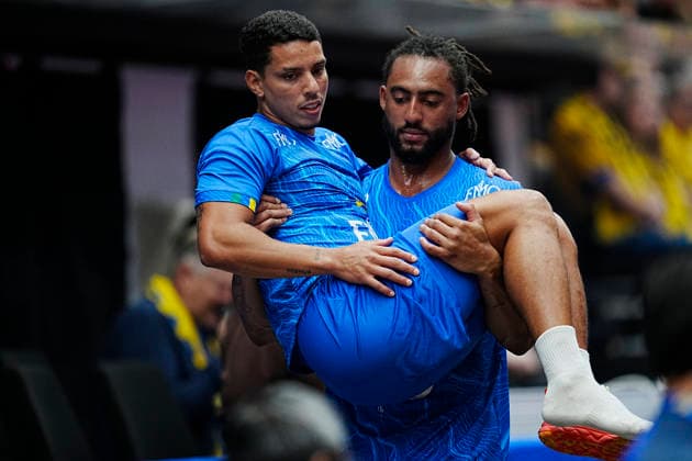 JÖNKÖPING, SWEDEN 20260105 Brazils Marcos Antonio da Silva is injured and is carried out by Bryan Monte during Mondays national handball training match between Sweden and Brazil at Husqvarna Garden JÖNKÖPING SWEDEN x9200x  Copyright: xBjörnxLarssonxRosvall TTx HANDBOLL SVERIGE-BRASILIEN