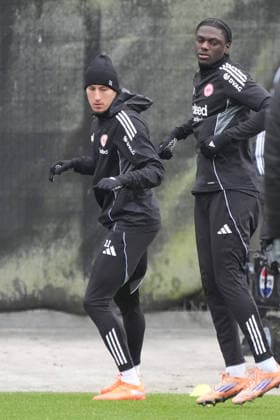 Younes Ebnoutalib (Eintracht Frankfurt), Jean-Matteo Bahoya (Eintracht Frankfurt) - Frankfurt 05.01.2026: Eintracht Frankfurt vs. Trainingsauftakt, Deutsche Bank Park, Bundesliga