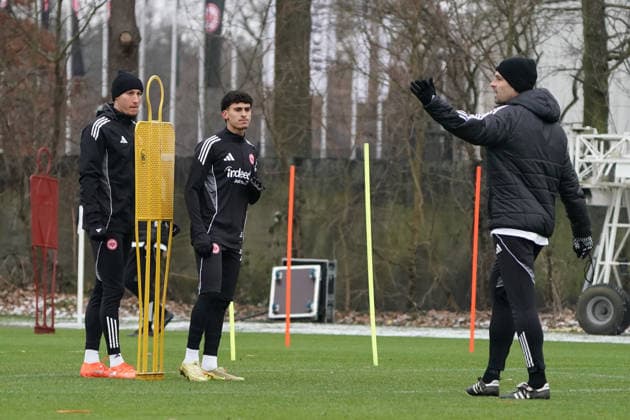 Younes Ebnoutalib Eintracht Frankfurt , Ayoube Amaimouni Echghouyab Eintracht Frankfurt get instructions MAX Frankfurt 05 01 2026 Eintracht Frankfurt vs training kick-off, Deutsche Bank Park, Bundesliga