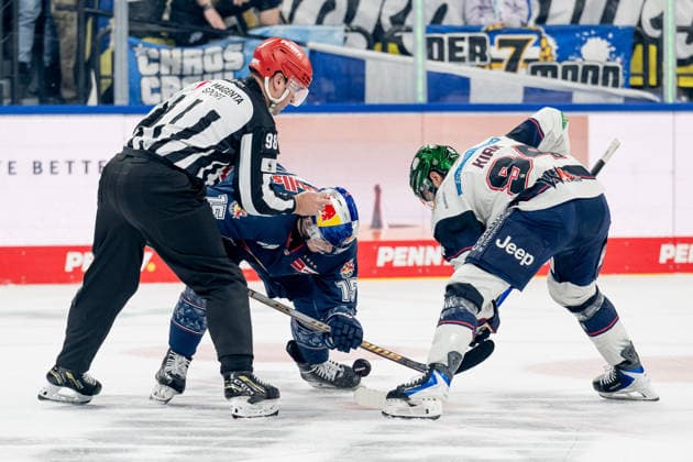 Linesperson Maksim Cepik executes a faceoff between Nikolaus Heigl EHC Red Bull Muenchen, 15 and Liam Kirk Eisbaeren Berlin, 94 GER, EHC Red Bull Muenchen vs Eisbaeren Berlin, Ice Hockey, DEL, Matchday 37, Season 2025 2026, 06 01 2026 GER, EHC Red Bull Muenchen vs Eisbaeren Berlin, Ice Hockey, DEL, Matchday 37, Season 2025 2026, 06 01 2026 Muenchen Copyright: xEibner-Pressefoto FranzxFeinerx EP_HFR