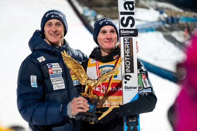 PREVC Domen Slovenia celebrates victory in the overall standings with Eagle Cup and brother Peter Prevc, AUT, Three-King Ski Jumping Four Hills Tournament, FIS Viessmann Ski Jumping World Cup Bischofshofen, competition, 2025 2026 season, 06 01 2026 AUT, Three-King Ski Jumping Four Hills Tournament, FIS Viessmann Ski Jumping World Cup Bischofshofen, competition, 2025 2026 season, 06 01 2026 Bischofshofen Copyright: xEibner-Pressefoto Memmlerx EP_MMR