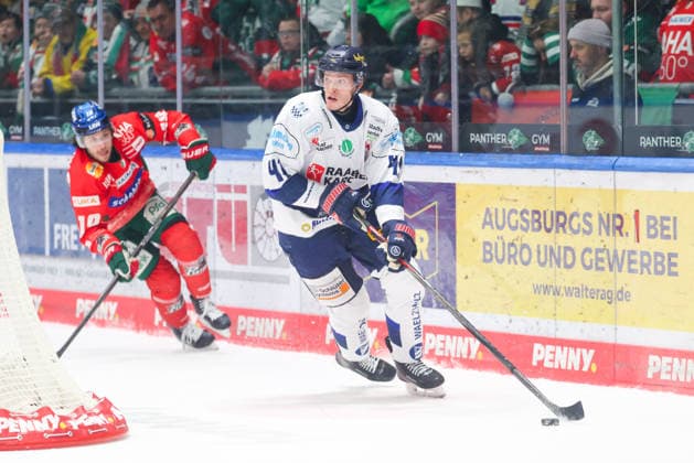 Maximilian Eisenmenger 41, Iserlohn Roosters in the background Anthony Louis 18, Augsburger Panther at the match between Augsburger Panther v Iserlohn Roosters, Ice Hockey, Men, Penny DEL, 2025 2026, Matchday 37 on 06 01 2026 in Augsburg, Curt Frenzel Stadion Bayern Germany