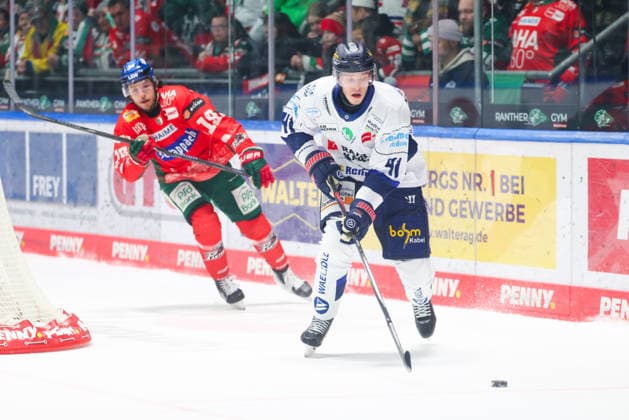 Maximilian Eisenmenger 41, Iserlohn Roosters in the background Anthony Louis 18, Augsburger Panther at the match between Augsburger Panther v Iserlohn Roosters, Ice Hockey, Men, Penny DEL, 2025 2026, Matchday 37 on 06 01 2026 in Augsburg, Curt Frenzel Stadion Bayern Germany