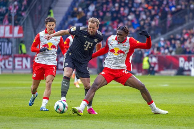 Salzburg, Austria 06 January 2026 Test match 2025 2026 RB Salzburg vs FC Bayern Munich In the picture from left in the duel Clement Bischoff RB , Harry Kane FCB and Joane Gadou RB Red Bull Arena Bayern Copyright: xFotostandx xSchäferx
