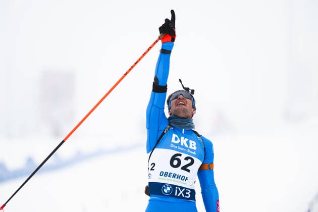 Biathlon, BMW IBU World Cup Oberhof, Sprint 10km Men, 08 01 2026 Tommaso Giacomel ITA commemorates his deceased friend Sivert Bakken NOR Winterberg Thuringia Germany at the finish line Copyright: xMarcelxHilgerx