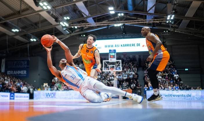 BASKETBALL EASYCREDIT BBL 15 GAME DAY SCIENCE CITY JENA ROSTOCK SEAWOLVES FOR EDITORIAL PURPOSES ONLY p 08 01 2026 Jena Basketball easyCredit BBL 1 Basketball Bundesliga Season 2025 2026 15 Matchday Sparkassen Arena Science City Jena ROSTOCK SEAWOLVES in photo Eric Washington 33 Science City Jena in duel with in duel with Sid Marlon Theis 19 Rostock Seawolves and DeAndre Lansdowne 9 Rostock Seawolves Germany Thueringen Jena Copyright SaschaxFromm Copyright: SaschaxFromm doc841sr6gdgjkab00os1q ,EDITORIAL USE ONLY Copyright: SaschaxFromm