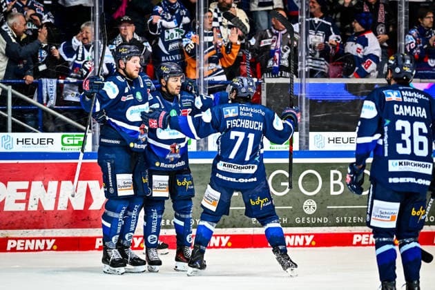 Goal celebration, jubilation, joy for goal scorer Colin Ugbekile Iserlohn Roosters, 79 Kyle Wood Iserlohn Roosters, 3 Daniel Fischbuch Iserlohn Roosters, 71 Anthony Camara Iserlohn Roosters, 36 , GER, Iserlohn Roosters vs Eisbaeren Berlin, Ice Hockey, Penny DEL, 38 Matchday, Season 2025 2026, 08 01 2026, GER, Iserlohn Roosters vs Eisbaeren Berlin, Ice Hockey, Penny DEL, 38 Matchday, Season 2025 2026, 08 01 2026 Iserlohn Copyright: xJonasxBrockmann Eibner-Pressefotx EP_JBN