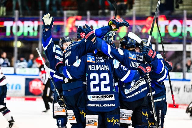 Goal celebration, jubilation, joy for goal scorer Colin Ugbekile Iserlohn Roosters, 79 Daniel Neumann Iserlohn Roosters, 22 Tyler Boland Iserlohn Roosters, 10 Kyle Wood Iserlohn Roosters, 3 , GER, Iserlohn Roosters vs Eisbaeren Berlin, Ice Hockey, Penny DEL, 38 Matchday, Season 2025 2026, 08 01 2026, GER, Iserlohn Roosters vs Eisbaeren Berlin, Ice Hockey, Penny DEL, 38 Matchday, Season 2025 2026, 08 01 2026 Iserlohn Copyright: xJonasxBrockmann Eibner-Pressefotx EP_JBN