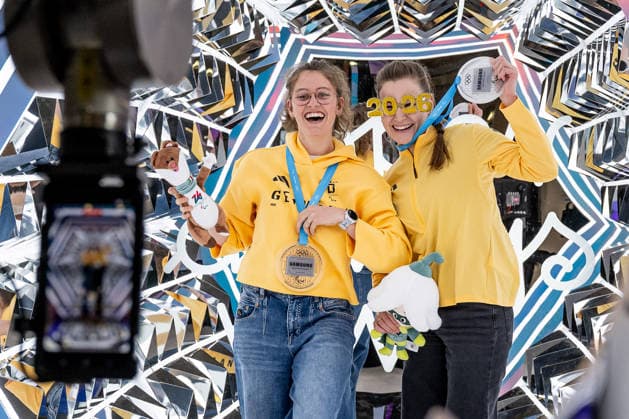 Johanna Holzmann DOSB Olympic Squad German Disabled Sports Federation DBS, Para Alpine Skiing, Ski Club Oberstdorf right has fun in the video station GER, DOSB Olympic Dressing Team Germany, Milan Cortina 2026, 09 01 2026 GER, DOSB Olympic Dressing Team Germany, Milan Cortina 2026, 09 01 2026 Munich Copyright: xEibner-Pressefoto HeikexFeinerx EP_HFR