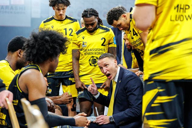 Mikko Riipinen MHP Riesen Ludwigsburg, Coach, Timeout, Team, Squad, BMA365 Bamberg Baskets vs MHP Riesen Ludwigsburg, Basketball, easyCredit BBL, Matchday 15, 09 01 2026 BMA365 Bamberg Baskets vs MHP Riesen Ludwigsburg, Basketball, easyCredit BBL, Matchday 15, 09 01 2026 Bamberg Copyright: xEibner-Pressefoto G.xSantemizx EP_EER