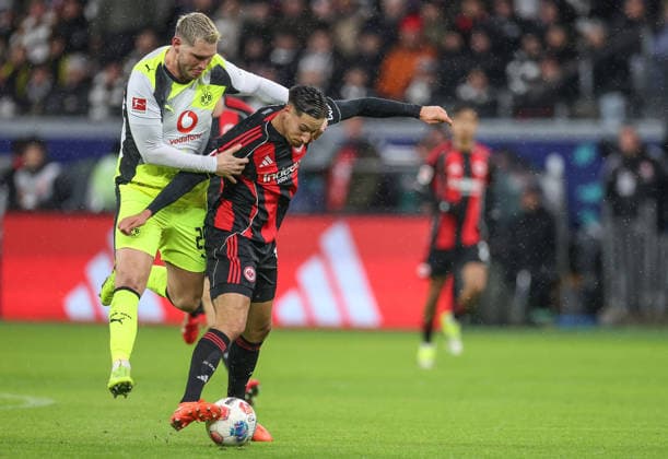 Younes Ebnoutalib Eintracht Frankfurt, 11 asserts himself in a duel against Niklas Suelle Borussia Dortmund, 25 , GER, Eintracht Frankfurt vs Borussia Dortmund, 1 Bundesliga, Matchday 16, 2025 2026, 09 01 2026, DFL REGULATIONS PROHIBIT ANY USE OF PHOTOGRAPHS AS IMAGE SEQUENCES AND OR QUASI VIDEO, GER, Eintracht Frankfurt vs Borussia Dortmund, 1 Bundesliga, Matchday 16, 2025 2026, 09 01 2026 Frankfurt Copyright: xEibner-Pressefoto JanxPrihodax EP_JPA