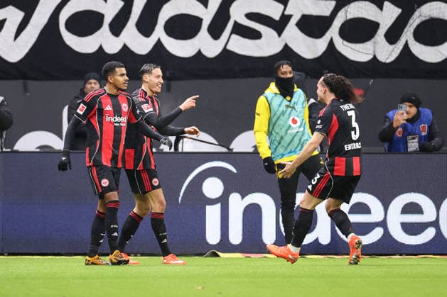 Younes Ebnoutalib Eintracht Frankfurt, 11 celebrates with Arthur Theate Eintracht Frankfurt, 03 his goal to equalize 2 2, GER, Eintracht Frankfurt vs Borussia Dortmund, 1 Bundesliga, Matchday 16, 2025 2026, 09 01 2026, DFL REGULATES PROHIBIT ANY USE OF PHOTOGRAPHS AS IMAGE SEQUENCES AND OR QUASI VIDEO, GER, Eintracht Frankfurt vs Borussia Dortmund, 1 Bundesliga, Matchday 16, 2025 2026, 09 01 2026 Frankfurt Copyright: xEibner-Pressefoto JanxPrihodax EP_JPA